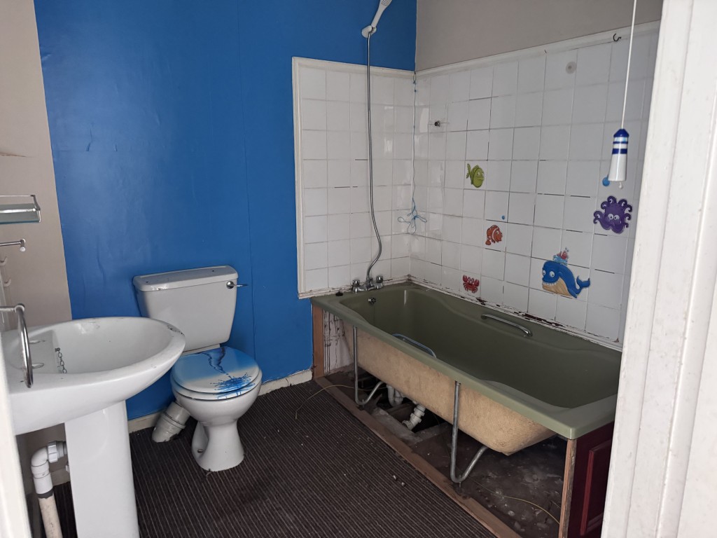 Lot: 9 - TOWN CENTRE BUILDING ARRANGED AS THIRTEEN FLATS IN NEED OF SIGNIFICANT IMPROVEMENT - One of the flats bathroom